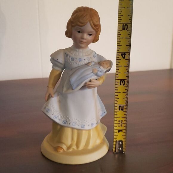 Vintage Avon Porcelain Figurine "A Mother's Love" - Picture 8 of 8